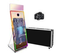 Magic Mirror Photo Booth Machine 65 '' Specchio Photo Booth con 43 '' Touch Screen, Aggiornamento RGB Luce di riempimento adatta per esigenze fotografiche in varie posizioni (bianco, macchina +