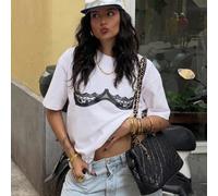 Maglietta basic bianca casual e semplice con scollo a ciurlo, abbinata a una canottiera in pizzo nera, t-shirt a maniche corte con stampa grafica a blocchi di colore, adatta per la primavera e le vaca