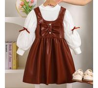 Maglietta bianca a maniche lunghe con collo alto e maniche a palloncino a balze per ragazze, abbinata a un pinafore in ecopelle color marrone-rosso con fiocco e decorazioni in perle, 2 pezzi outfit el
