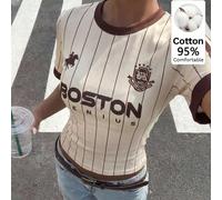 Maglietta casual da donna a maniche corte con scollo tondo, di colore giallo chiaro, abbinata a colletto marrone a contrasto e maniche a righe. La stampa di cavalli aggiunge un tocco retrò, universita