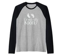 Maglietta Coming Soon My Son, Dad is Mom Maglia con Maniche Raglan