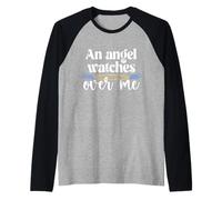 Maglietta con scritta "An Angel Watches Over Me Dad Mom Women Men Kids Grandma Tee Maglia con Maniche Raglan