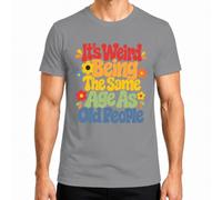 Maglietta da uomo con scritta "It's Weird Being The Same Age As Old People" | retrò, divertente, groovy, anni '70, vintage, compleanno, invecchiamento, umorismo, fiori, hippie, frase, crisi midlife