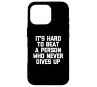 Maglietta divertente con scritta in lingua inglese "It's Hard To Beat A Person Who Never Give Up Custodia per iPhone 16 Pro