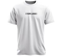Maglietta Divertente Uomo Donna - Fuori luogo - Idea Regalo Ironica e Simpatica per Amici, Compleanni, Feste Minimal Frasi Scritte Divertenti Unisex Bianca (IT, Testo, M, Regular, Regular)