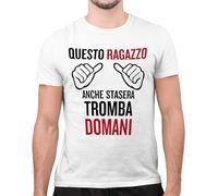 Maglietta Divertente Uomo - T-Shirt Divertenti con Stampa Spiritosa e Simpatica - Regalo Originale, Maglia con Scritte Ironiche - Grafica Irresistibile - Questo Ragazzo Tromba Domani, Bianco, M