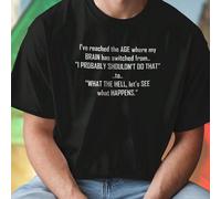 Maglietta uomo divertente I ve reached the AGE where my BRAIN has switched from I PROBABLY SHOULDN T DO THAT to WHAT THE HELL let s SEE what HAPPENS idea regalo originale t shirt estiva casual stampa