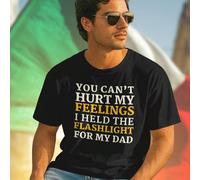 Maglietta Uomo Divertente YOU CAN T HURT MY FEELINGS I HELD THE FLASHLIGHT FOR MY DAD Regalo Unico Idea Originale Casual Moda Estiva Qualità Must Have Offerta Imperdibile L,M,S,XL,XXL,XXXLLettereTessu