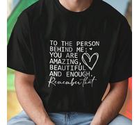 Maglietta Uomo TO THE PERSON BEHIND ME YOU ARE AMAZING BEAUTIFUL AND ENOUGH Remember that Cotone Casual Moda Estiva T Shirt Frasi Ispiratrici Idea Regalo Originale Streetwear Novità Comfort Offerta Sp