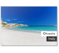 Magnete da frigorifero con bellissima città di Otranto e la sua spiaggia, penisola salentina, regione Puglia, Italia