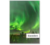 Magnete da frigorifero con vista dalla collina scandinava a un verde brillante aurora quasi su tutto il cielo sopra le cime degli alberi in Svezia, fiume, cieli sereni con un sacco di stelle, pini e