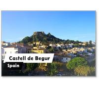 Magnete da frigorifero con vista sul Castell De Begur sulla cima di una collina nel mezzo della città vecchia Begur in Catalogna, Costa Brava, Girona, Catalogna, Spagna