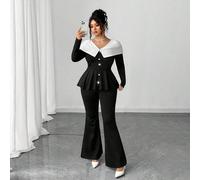 Mai fuori moda: Gotico Prep con un tocco di Mercoledì. Abbraccia la tua moda femminile dark interiore. Set da 2 pezzi in maglia a contrasto bianco e nero con collo scialle, adatto per il ritorno a scu