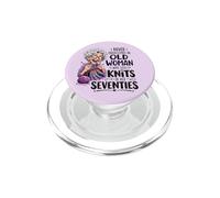 Mai sottovalutare la vecchia donna ancora lavora a maglia nei suoi settant'anni PopSockets PopGrip per MagSafe