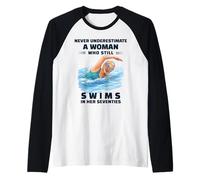 Mai Sottovalutare Una Donna Che nuota Ancora i Suoi settant'anni Maglia con Maniche Raglan