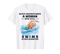 Mai Sottovalutare Una Donna Che nuota Ancora i Suoi settant'anni Maglietta