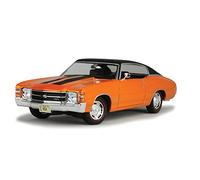 Maisto-31890or Chevrolet modellino Scala 1:18, Colore Rosso con Strisce Decorative in Tessuto, M31890