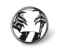 Mani che tengono carta bianca e nera rotonda spilla per uomo donna moda distintivo collare pin abito giacca zaino accessori