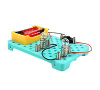 Mani sull'attrezzatura di esperimento del circuito per l'esplorazione di serie ed i circuiti paralleli su misura per le componenti educative del circuito degli scopi