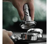 Manomissione manuale con collare autolivellante, anelli di allineamento magnetici per il centraggio del portafiltro e tattile alla corretta pressione di pressione durante la produzione di caffè