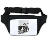 Marsupio con personaggio famoso vicino a un'auto d'epoca con pistola e attore ribelle e stelle, bianco