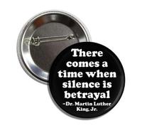 Martin Luther King Jr. - Spilla con scritta "There Comes a Time When Silence is Betrayal", prodotta negli Stati Uniti, Metallo, metallo