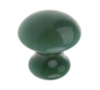 Massaggio facciale da donna, pietra di giada, rilassante, fungo, massaggio, pietra verde