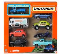 Matchbox - Confezione multipla di 8 veicoli a tema, set con macchinine e camion die-cast in scala 1:64 di cui uno esclusivo, tutti da collezionare, giocattolo per bambini, 3+ anni, HVR81