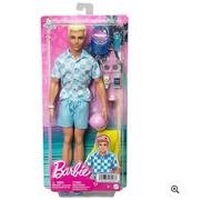 Barbie - ken biondo con costume da bagno azzurro e camicia blu, visiera, telo mare, sandali con logo ken e tanti accessori da spiaggia, 3+ anni, hpl74