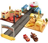 Mattel Disney e Pixar Cars On The Road - Set da gioco con 2 veicoli giocattolo e conto alla rovescia illuminato, include Saetta McQueen e camion Mater
