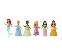 Mattel Disney Princess - Set Celebrativo Principesse, include 6 piccole bambole snodate con abiti scintillanti e 13 accessori per l'ora del tè, giocattolo per bambini, 3+ anni, JCR91