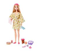 Barbie - Giornata alla Spa, bambola bionda con cucciolo, accappatoio con stampa limoni, fascia per capelli, maschera per occhi, vaschetta per pedicure, giocattolo per bambini 3+ Anni, HKT90