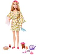 Barbie - Giornata alla Spa, bambola bionda con cucciolo, accappatoio con stampa limoni, fascia per capelli, maschera per occhi, vaschetta per pedicure, giocattolo per bambini 3+ Anni, HKT90