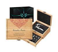 Maverton Accessori da Vino La Dedica - Kit Cavatappi da Vino Personalizzato - Scatola in Legno di bambù + 8 Pezzi di Accessori Vino - Idee Regalo per Anniversario - Amare