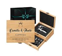 Maverton Accessori da Vino La Dedica - Kit Cavatappi da Vino Personalizzato - Scatola in Legno di bambù + 8 Pezzi di Accessori Vino - Idee Regalo per Anniversario - Brindisi