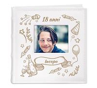 Maverton Album Foto Personalizzato - Copertina con Finestra per Foto e la Personalizzazione Incisa - 100 Pagine con Tasche - 200 foto 10x15 cm - regalo uomo - 18 anni