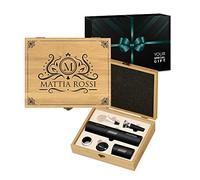 Maverton Cavatappi Elettrico per Vino + Apribottiglie Birra - Set da 6 Pezzi - Personalizzazione con Stampa - Scatola in Legno di Bambù - dimensioni 27x22x7 cm - per Lui - regalo di Natale - Iniziale