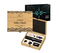 Maverton Stappa Bottiglie Elettrico - Set Accessori Vino + Cavatappi Birra - da 6 Pezzi - Personalizzato a Stampa - Scatola in Legno di bambù - 27x22x7 cm - per Le Coppie - Anniversario
