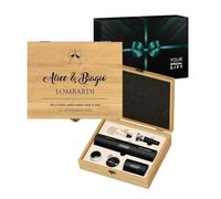 Maverton Stappa Bottiglie Elettrico - Set Accessori Vino + Cavatappi Birra - da 6 Pezzi - Personalizzato a Stampa - Scatola in Legno di Bambù - 27x22x7 cm - regalo di Natale - per le Coppie (Calici)