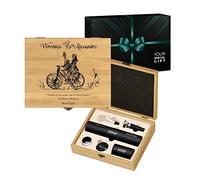 Maverton Stappa Bottiglie Elettrico - Set Accessori Vino + Cavatappi Birra - da 6 Pezzi - Personalizzato a Stampa - Scatola in Legno di bambù - 27x22x7 cm - per Le Coppie - Bici