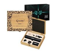 Maverton Stappa Bottiglie Elettrico - Set Accessori Vino + Cavatappi Birra - da 6 Pezzi - Personalizzato a Stampa - Scatola in Legno di bambù - 27x22x7 cm - per Le Coppie - Genitori