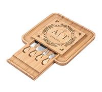 Maverton Tagliere per formaggio e salumi in legno - quadrato - H4 cm x L34 cm - con un’incisione personalizzata - regalo SanValentino per coppia - le nostre iniziali