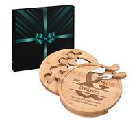 Maverton Tagliere per formaggio in legno - H3,6 cm x Ø25 cm - set 3 coltelli 1 forchetta - incisione personalizzata - regalo SanValentino per coppia - Mr. & Mrs.