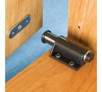 Meccanismo magnetico per cassetti con apertura a pressione per porte di bagno e cucina