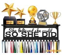 Mensola per trofei di alta qualità con ripiano antiscivolo, con scritta in lingua inglese "She Believed She could so she did", espositore per medaglie da parete con 40,6 cm, espositore per medaglie