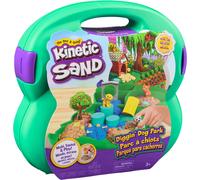 Kinetic Sand, Parco Giochi dei Cuccioli, 680 g di Sabbia, 3 Accessori Multiuso a Forma di Cagnolino, 2 Attrezzi per la Sabbia, Comoda Valigetta, Giocattoli per Bambini e Bambine, 3+ Anni
