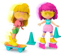 Pinypon TOP Roller Girls, Set di 2 Ragazze su Ruote, 1 con Pattini e 1 Skateboard, Figure Articolate di Braccio e Gambe, Abbigliamento e Scarpe Intercambiabili, Include Accessori, Famosa (PNN02000)