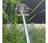 Merlo acquaiolo del campionatore dell'acqua con il palo telescopico e la tazza per il campionamento dello stagno del lago del fiume,