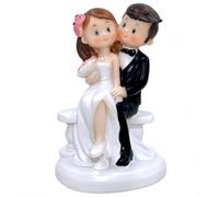 MIJOMA Topper per Torta Nuziale Sposa e Sposo, 1 Topper per Torta Nuziale, In Poliresina Dipinta a Mano, Stile Comico Seduti su una Panchina, 12x7 cm, Doccia Nuziale