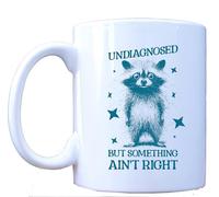 MILLHOUSE PRINTS Divertente tazza con procione - Undiagnosed But Something Ain't Right - Regalo umoristico per la salute mentale - Supporto per ansia e depressione - Tazza da caffè in ceramica da 325